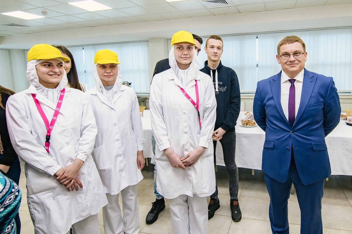 Борис Колесников провел встречу с одесскими студентами-пищевиками на ведущем предприятии Донецкой области