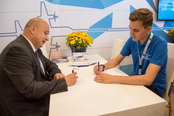 Украинцы на авиафоруме Ле Бурже 2019: авиатор подписал контракт на разработку проектов Boeing