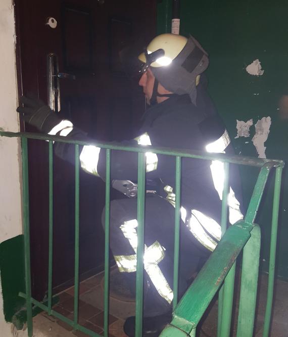 В Константиновке спасатели открыли дверь в квартиру, в которой случайно закрылся ребенок