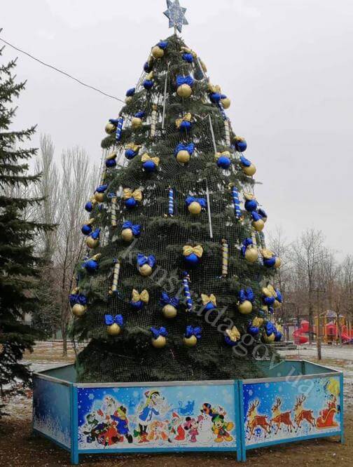 В правобережной части Константиновки украсили еще одну елку