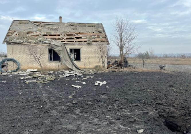 От обстрелов за сутки пострадали десять населенных пунктов Донбасса