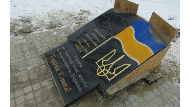 В Константиновке восстановили разбитый памятник участникам АТО