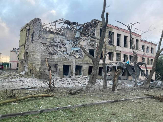 Оккупанты разрушили школу в Константиновке