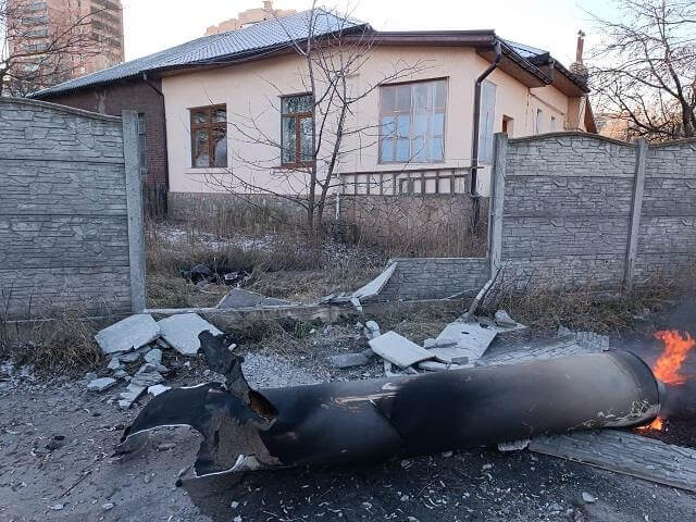 Ракетный удар по Константиновке: поврежден забор частного дома