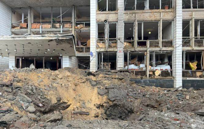 Оккупанты ударили по Константиновке ракетой С-300: разрушили дом культуры