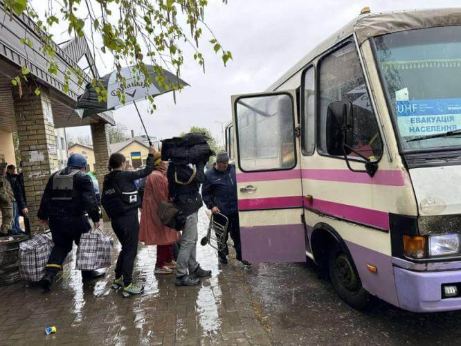 Из Константиновки сегодня утром эвакуировались еще 15 детей и взрослых