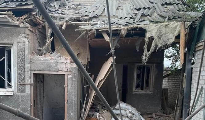 В Константиновке ранен 1 человек, повреждены 4 частных дома и админздание
