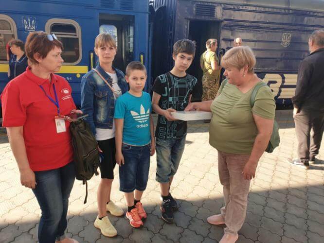 Семьям, которые эвакуируются с Донецкой области, предоставляются планшеты