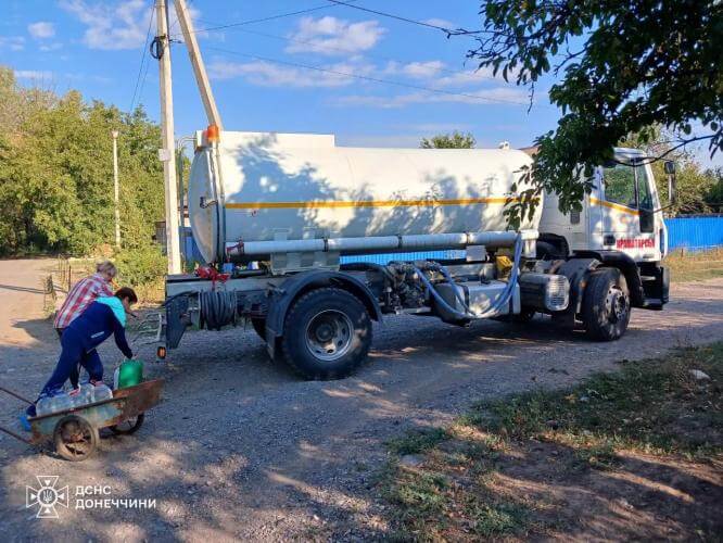 В Константиновке спасатели снабжают водой местных жителей