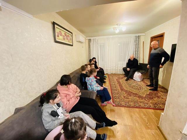 Олег Азаров лично поздравил многодетную семью с Новогодними праздниками