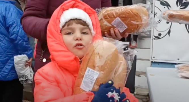 Жители Константиновки получили бесплатный хлеб от благотворителей