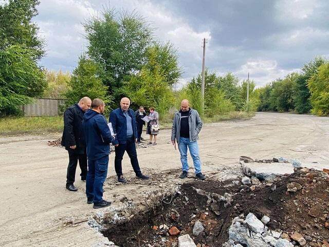 Олег Азаров принял участие в совещании по ремонту автодороги по улице Промышленной