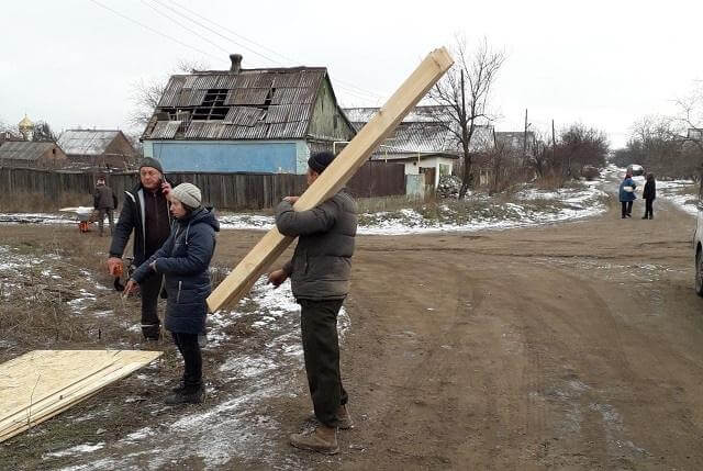 Жатели Константиновки, дома которых пострадали от обстрелов получили строительные материалы