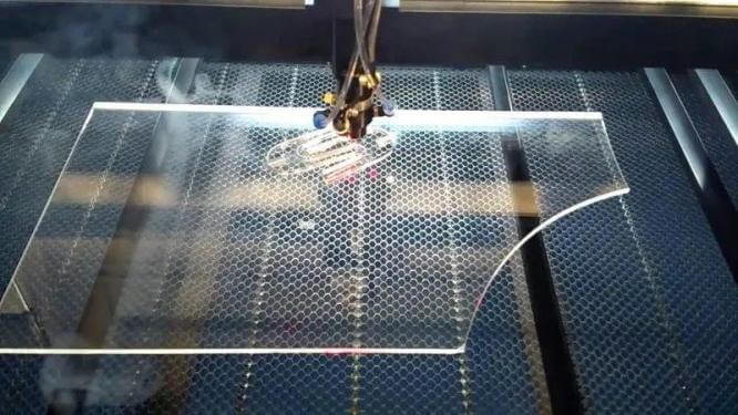 Лазерне різання акрилу (оргскла)