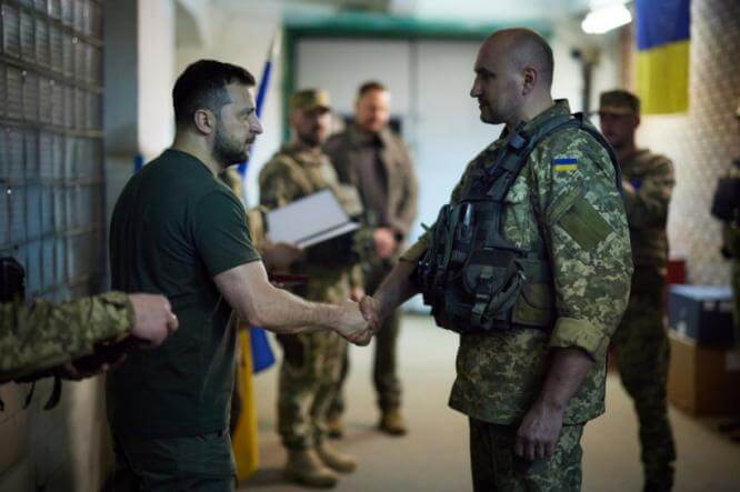 Владимир Зеленский посетил позиции украинских войск в районе Бахмута и Лисичанска
