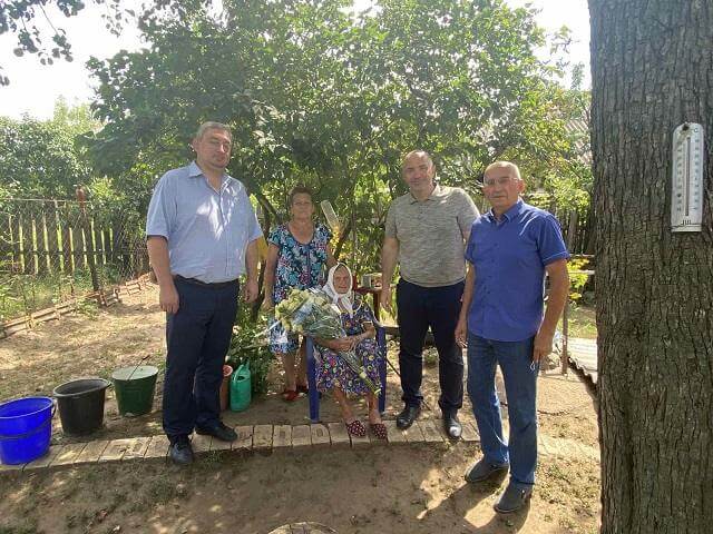 Олег Азаров поздравил жительницу Константиновки с 100-летним юбилеем