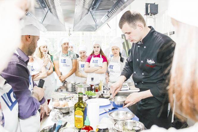 Шеф-повар Сергей Видулин учит жителей Донбасса готовить блюда средиземноморской и азиатской кухни