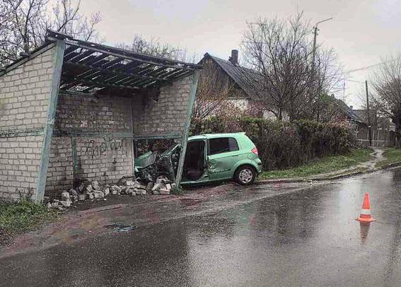 В Константиновка автомобиль протаранил остановку, 5 человек пострадало 