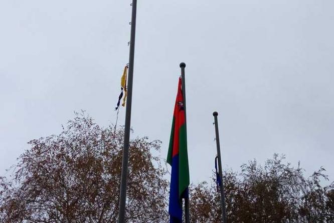 В Константиновке украли флаги ЕС и Украины опор Северного путепровода