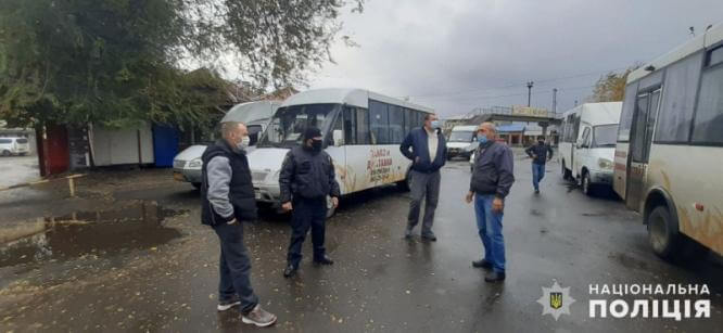 В Константиновке полицейские проверяют маршрутки на соответствие карантинным нормам