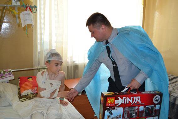 Начальник Константиновской полиции посетил в больнице ребенка, попавшего в ДТП