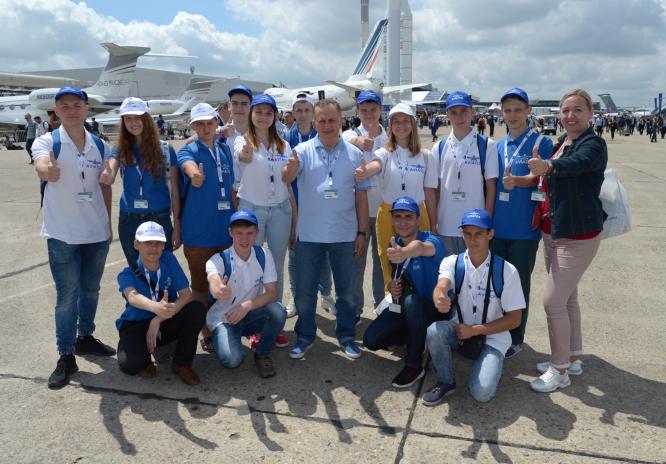 Борис Колесников со школьниками Донбасса посетил крупнейший авиасалон во Франции