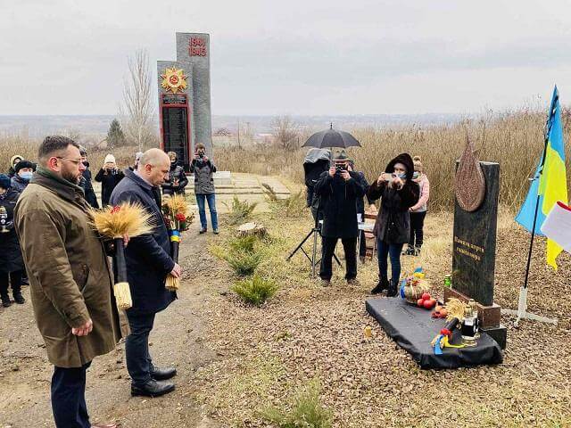 Руководство Константиновки  во главе с мэром Олегом Азаровым почтили память жертв Голодоморов