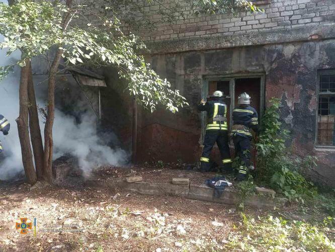 В Константиновке горело заброшенное здание вблизи учебного заведения