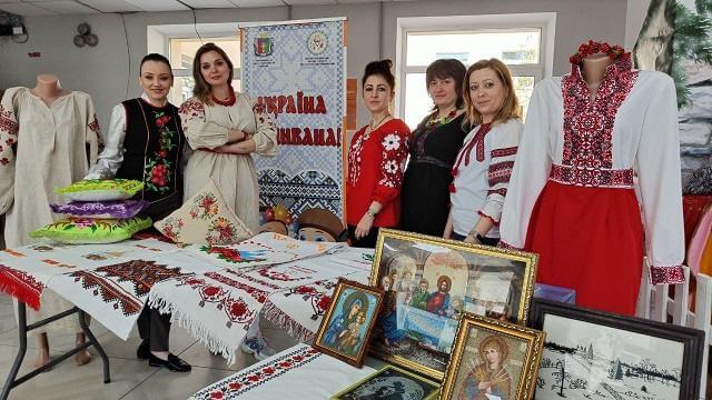 Активная молодежь Константиновки отметила День вышиванки