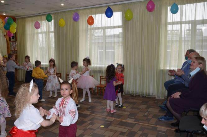 Олег Азаров и секретарь горсовета Денис Коржиков посетили детский сад № 9 «Аленка»
