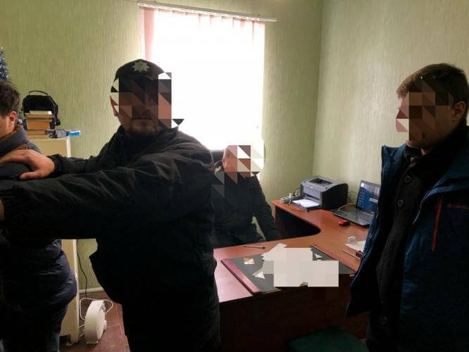 В Константиновском районе полицейскому пытались дать взятку в 70 000 гривен