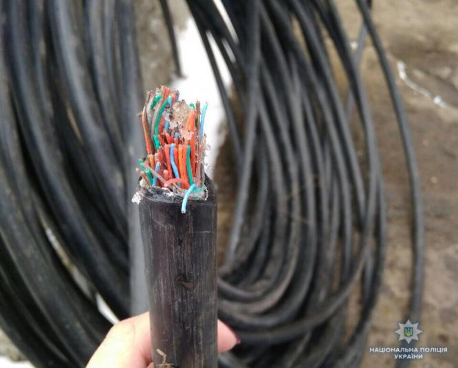 В Константиновке полицейские задержали серийных воров телефонного кабеля