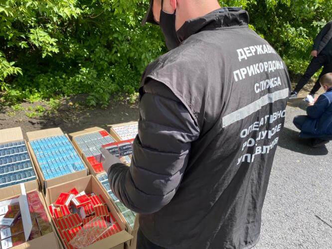 Житель Константиновки перевозил 6800 пачек контрафактных сигарет
