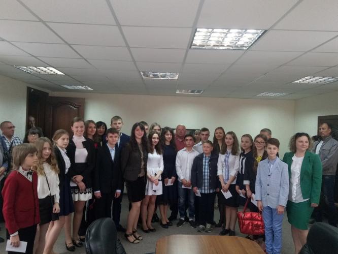 В Константинвке 20 учеников школ города получили премии от городского головы