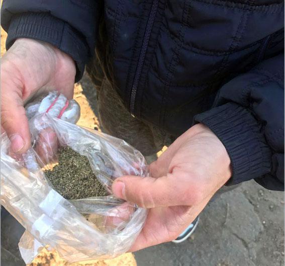 В Константиновском районе полицейские изъяли наркотики у велосипедиста
