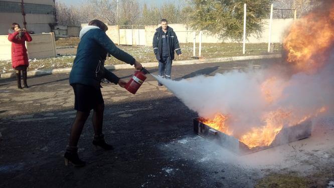 Константиновских педагогов учили пользоваться средствами пожаротушения