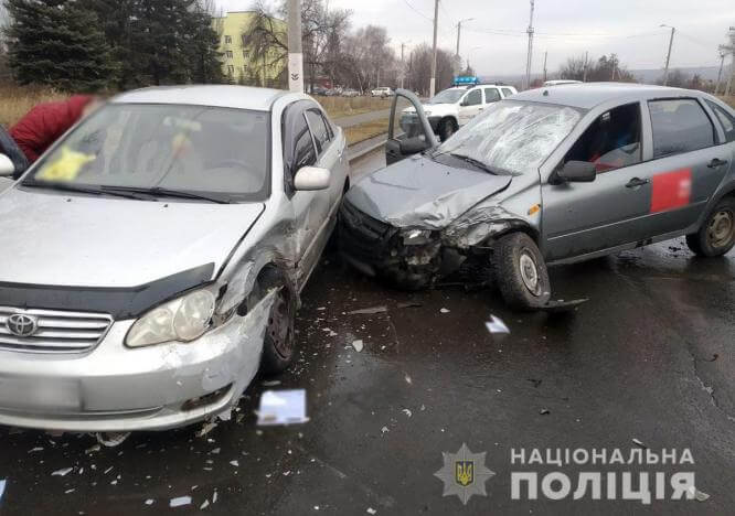 В Константиновке пьяный водитель насмерть сбил женщину и врезался в автомобиль