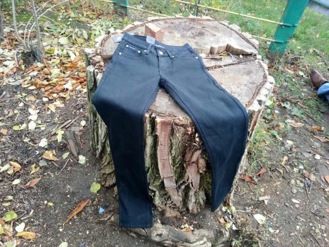 В Константиновке ранее судимый местный житель похитил из торгового павильона джинсы