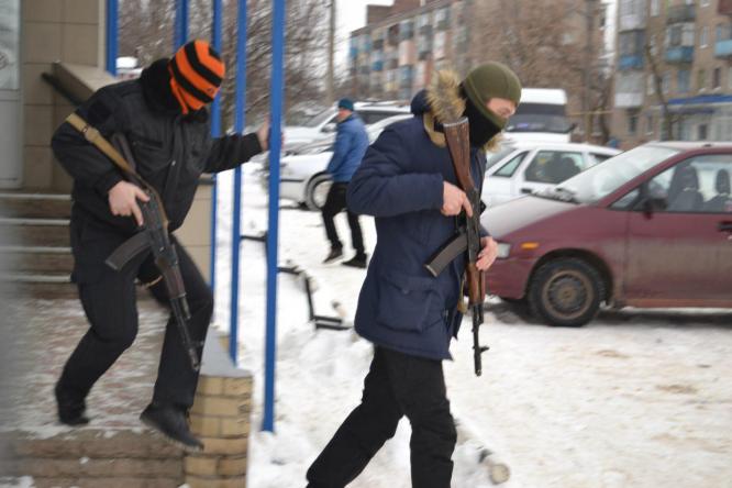 Полицейские Константиновки провели учебную спецоперацию с погоней и заложниками