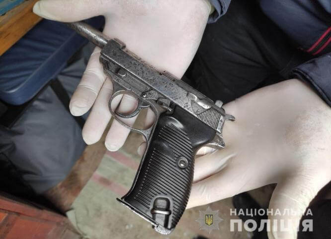 У жителя Константиновки полицейские изъяли наркотики и пистолет