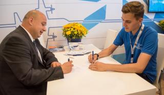 Украинцы на авиафоруме Ле Бурже 2019: авиатор подписал контракт на разработку проектов Boeing