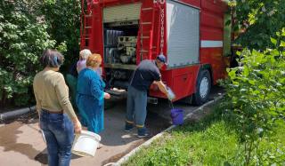 В Константиновке спасатели осуществили подвоз технической воды населению В Константиновке спасатели осуществили подвоз технической воды населению
