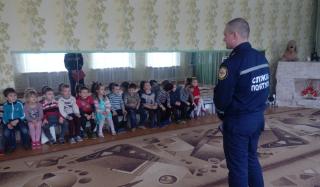 Спасатели Константиновки рассказали дошкольникам о взрывоопасных предметах Спасатели Константиновки рассказали дошкольникам о взрывоопасных предметах