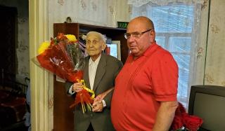 Сергей Давыдов поздравил жителя Константиновки со 100 летним юбилеем Сергей Давыдов поздравил жителя Константиновки со 100 летним юбилеем