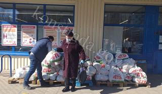 Жителям Константиновки раздали 250 продуктовых наборов Жителям Константиновки раздали 250 продуктовых наборов
