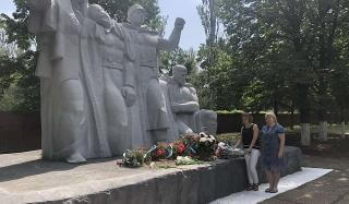 В Константиновке почтили память жертв войны В Константиновке почтили память жертв войны