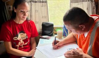 На борту поезда Покровск – Кропивницкий оформляют материальные выплаты для ВПО