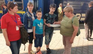 Семьям, которые эвакуируются с Донецкой области, предоставляются планшеты