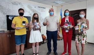 Городской голова торжественное вручил ID-паспорта молодым константиновцам Городской голова торжественное вручил ID-паспорта молодым константиновцам