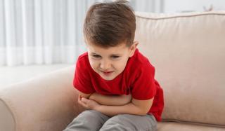 Помощь при боли в животе у ребенка: что делать, если болит в области пупка